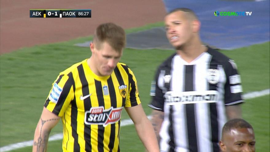 Η μεγάλη ευκαιρία της ΑΕΚ για την ισοφάριση στο 87' με τακουνάκι του Σιμάνσκι