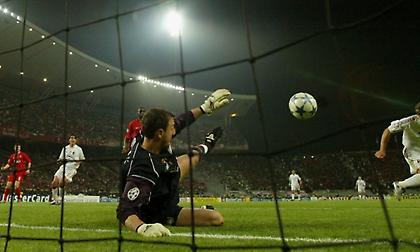 Η UEFA θυμήθηκε την ιστορική διπλή απόκρουση του Ντούντεκ στην Πόλη (video)