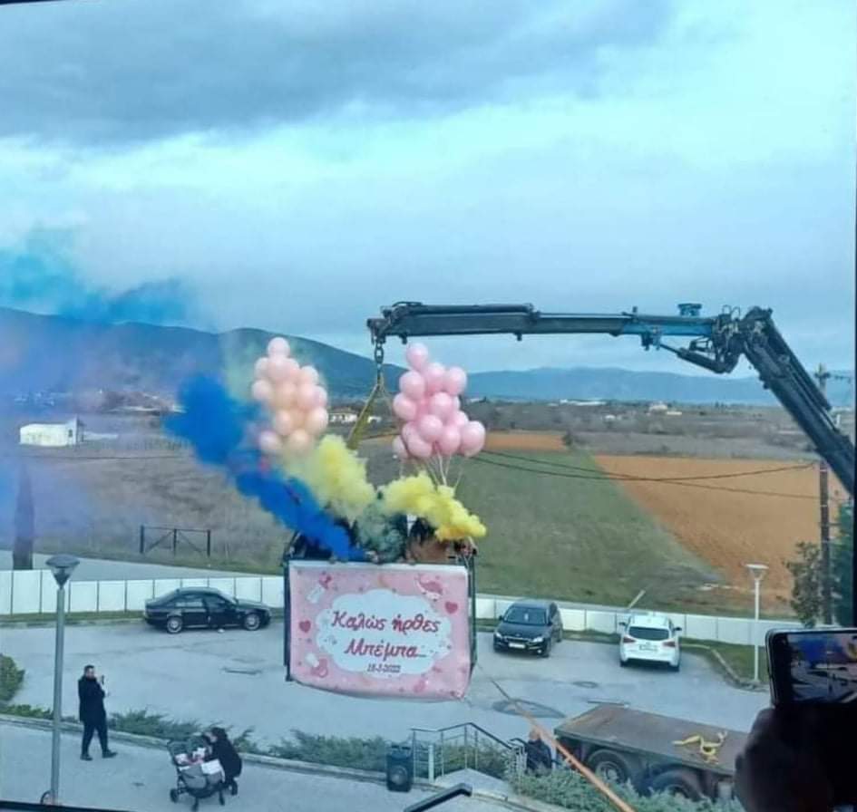 Δράμα: Ανέβηκαν σε γερανό για να δουν το νεογέννητο
