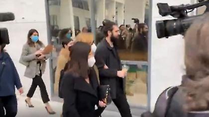 Έφτασε στο δικαστήριο ο Πέτρος Φιλιππίδης - Στο πλευρό του η γυναίκα του