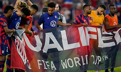 Έπος: Οι Αμερικανοί παίκτες κράτησαν πανό για την πρόκριση στο Μουντιάλ... χωρίς να έχουν προκριθεί!