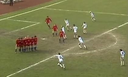 Η πιο «άρρωστη» εκτέλεση φάουλ με εξωτερικό φάλτσο και… ανάποδη φόρα!