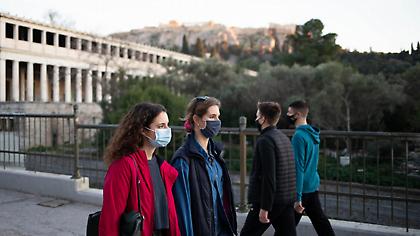 Συνεδριάζει σήμερα η Επιτροπή: Η έξαρση των κρουσμάτων καθυστερεί τη χαλάρωση των μέτρων