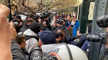 Παιδιά Πάτρα: Στον ανακριτή η 33χρονη - Δείτε τη μεταγωγή της
