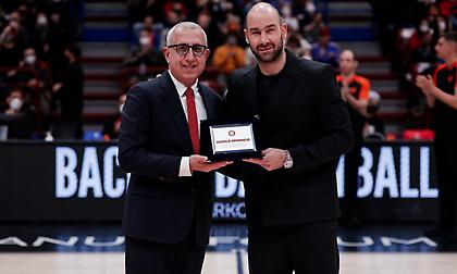 Βραβεύτηκε από την Αρμάνι Μιλάνο ο Σπανούλης πριν το παιχνίδι με τη Μονακό
