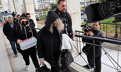 Χτύπησαν στη ΓΑΔΑ τη Ρούλα Πισπιρίγκου, καταγγέλλει η αδερφή της -  Το διέψευσε η ίδια
