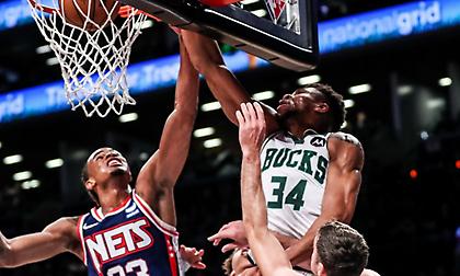 Μυθικός Γιάννης, οδήγησε σε νίκη στο Μπρούκλιν και ξεπέρασε τον Τζαμπάρ