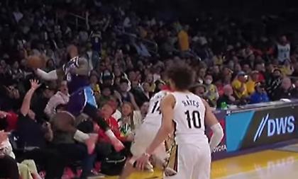 Αυτό πόνεσε: Ο Λεμπρόν βούτηξε στις πρώτες σειρές για να σώσει μια κατοχή