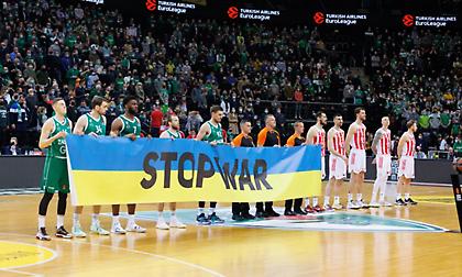 Αρνήθηκαν να κρατήσουν το πανό «Stop War» οι παίκτες του Ερυθρού Αστέρα και αποδοκιμάστηκαν!