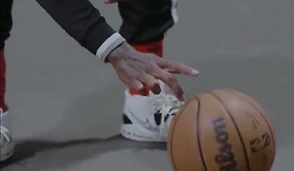 Ο Κάιρι Ίρβινγκ παίζει την μπάλα στα δάχτυλα