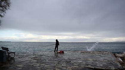 Καιρός: Νεφώσεις με τοπικές βροχές - Μικρή πτώση της θερμοκρασίας