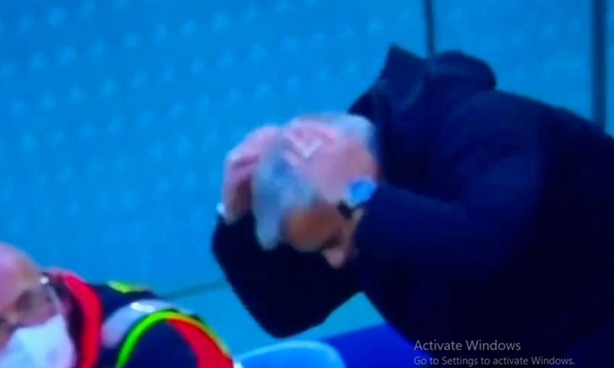 Μουρίνιο: Χτύπησε το κεφάλι του στον πάγκο