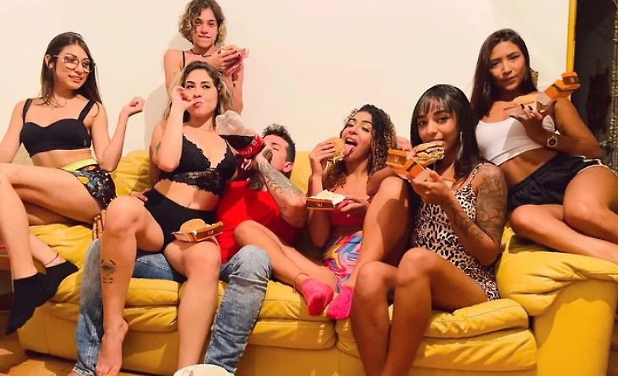 Τον χωρίζει μία από τις εννέα συζύγους του, ονειρεύεται να παντρευτεί άλλες δύο φορές