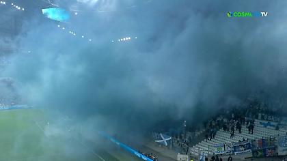 Το μπλε… σύννεφο από τα καπνογόνα των οπαδών της Μαρσέιγ