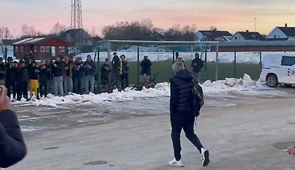 Ο Μουρίνιο πήγε να χαιρετήσει οπαδούς της Μπόντο-Γκλιμτ και του πέταξαν χιονόμπαλες!