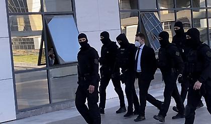 Στο δικαστήριο συνοδεία ισχυρής αστυνομικής δύναμης ο Μπάμπης Αναγνωστόπουλος