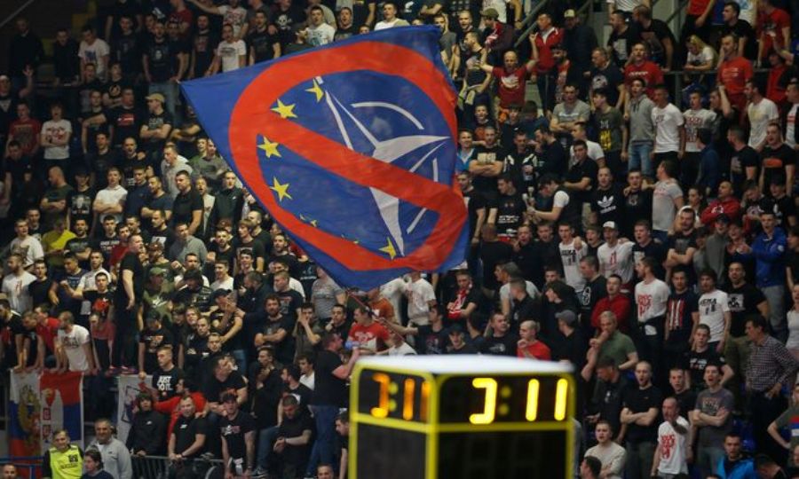 Ερυθρός Αστέρας: Σημαία κατά του ΝΑΤΟ και της ΕΕ