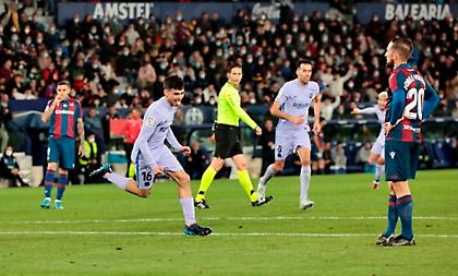 Χάρισε τρία πέναλτι στη Λεβάντε, αλλά είχε Ντε Γιονγκ στο 92' η Μπαρτσελόνα!