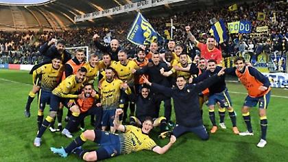 Η Μόντενα αγκάλιασε την άνοδο στη Serie B με γκολ του τερματοφύλακα από τη μία εστία στην άλλη!