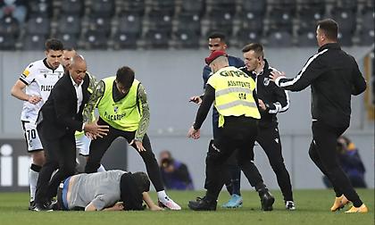 Οπαδός μπούκαρε στο Γκιμαράες-Πόρτο και άρχισε να κλωτσάει παίκτες!