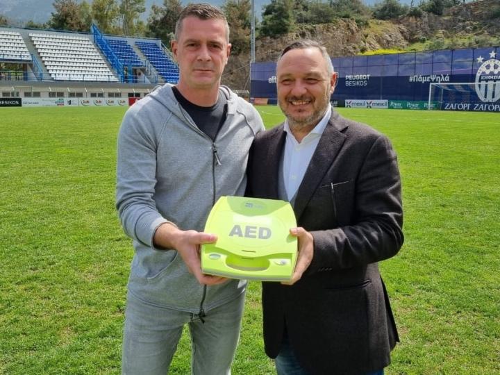 Κηφισιά: Δώρισε έναν απινιδωτή στον Δήμο Καισαριανής