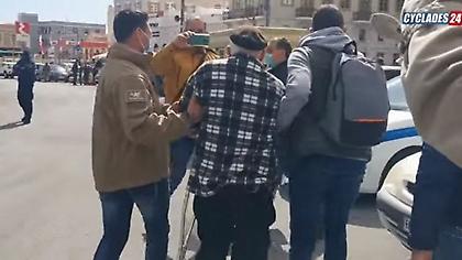 Έγκλημα στην Τήνο: Αποδοκιμασίες κατά την μεταγωγή του 90χρονου δράστη στην Σύρο - Δείτε βίντεο