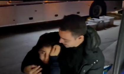 Μάγκας Τσάβι: Κατέβηκε από το πούλμαν για να φωτογραφηθεί με παιδάκια που φώναζαν το όνομά του