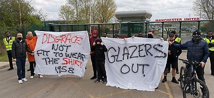 Διαμαρτυρία οπαδών της Γιουνάιτεντ έξω από το προπονητικό κέντρο
