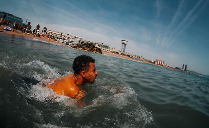 Μετά την επική πρόκριση, οι παίκτες της Άιντραχτ έκαναν βουτιές στην παραλία της Βαρκελώνης!