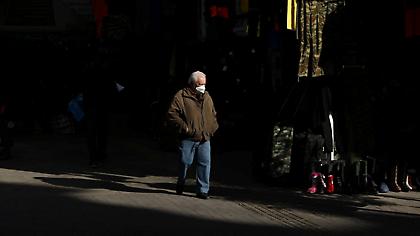 Τέλος από σήμερα στο πρόστιμο των 100 ευρώ για τους ανεμβολίαστους άνω των 60