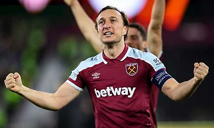 Φανταστικός Νομπλ: Έβαλε σκούπα στα αποδυτήρια μετά την πρόκριση της Γουέστ Χαμ