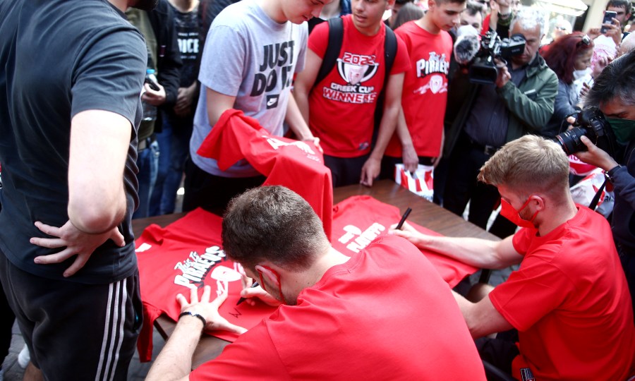 Ολυμπιακός: Αποθέωση για Βεζένκοφ και Γουόκαπ