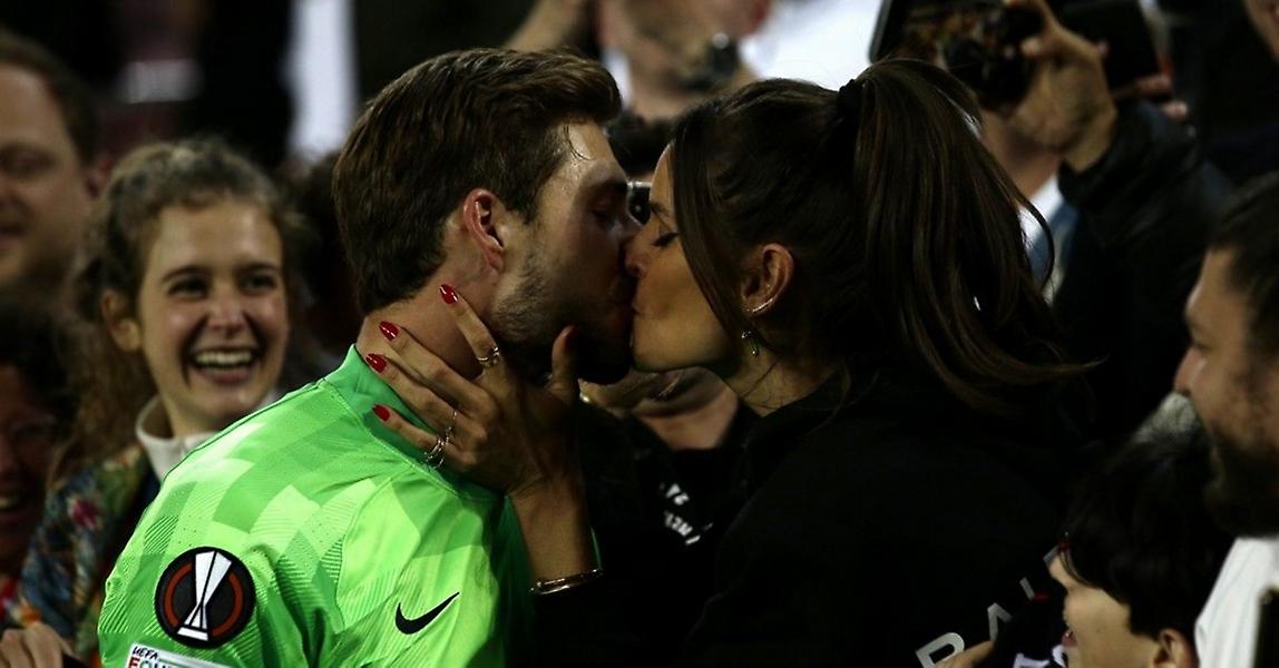 Στην αγκαλιά της Ιζαμπέλ ο Τραπ μετά την ιστορική πρόκριση της Άιντραχτ