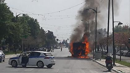 Λεωφορείο στη Θεσσαλονίκη έπιασε φωτιά εν κινήσει