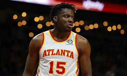 Υπερέκταση στο γόνατο ο Καπελά, σε… αναμμένα κάρβουνα οι Χοκς