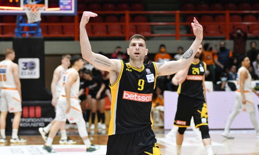 Τρομερό buzzer beater τρίποντο του Πετρόπουλου από τα 9 μέτρα!