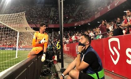 Καθόταν και εξηγούσε στους οπαδούς της Σεβίλλης τον κανονισμό του χεριού ο Κουρτουά! (pic)