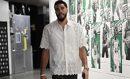 Με πουκάμισο-σεμεδάκι πριν το Σέλτικς-Νετς ο Τέιτουμ