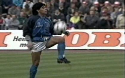 Ένα βίντεο, μια ιστορία: Σαν σήμερα το ζέσταμα του Μαραντόνα με το «Life is life»