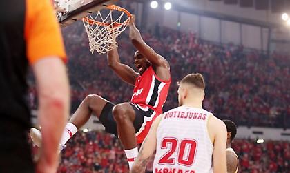 Πάσα-τρύπα του ΜακΚίσικ για κάρφωμα του Ζαν Σαρλ