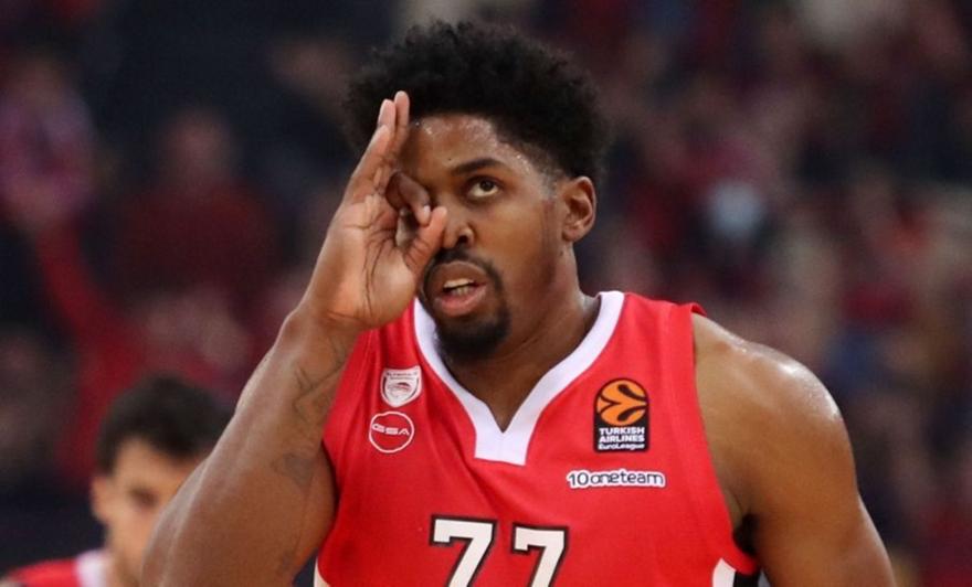 Το τρομερό κάρφωμα του ΜακΚίσικ που υπέγραψε το 1-0 του Ολυμπιακού