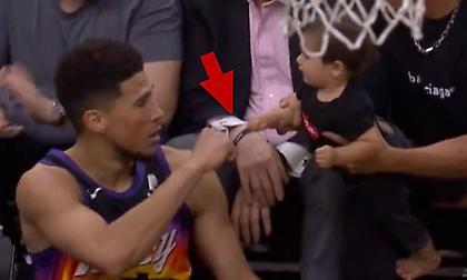 Επικός Μπούκερ, έκανε... bro fist με μπόμπιρα στο κοινό μετά από καλάθι!