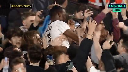 Τρέλα στο «Κράβεν Κότατζ»: Μπούκαραν μέσα οι οπαδοί και σήκωσαν στα χέρια τους παίκτες!