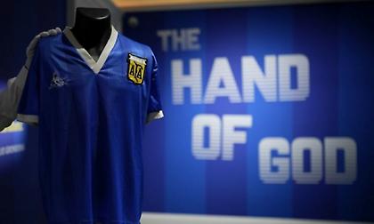 Δημοπρατείται η φανέλα του Μαραντόνα από το ιστορικό Αργεντινή-Αγγλία του 1986