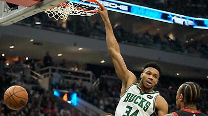 Άλλη μία «κορυφή» για τον Γιάννη: Πρώτος σκόρερ στην ιστορία των Μπακς στα playoffs