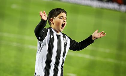 ΠΑΟΚ: Ο μικρός Λέανδρος σκόραρε και ξεσήκωσε την Τούμπα