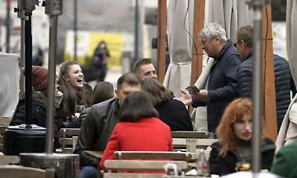 Ο Μιρτσέα Λουτσέσκου μοίραζε προσκλήσεις για το Κλουζ-Ντινάμο Κιέβου σε καφετέριες!