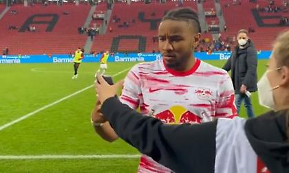 Επικό βίντεο με Ενκουνκού: Πάλευε να βγάλει selfie αλλά κρατούσε το κινητό ανάποδα