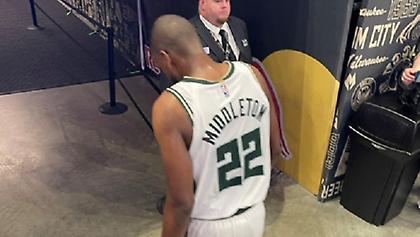 Νέο πρόβλημα για τους Μπακς: Αποχώρησε για τα αποδυτήρια ο Κρις Μίντλετον