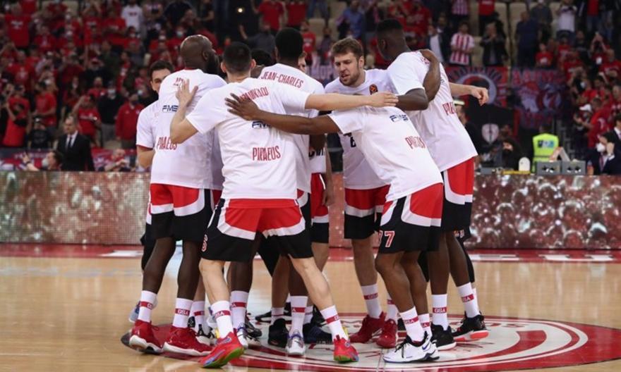 Χειροκρότησε παρά τη βαριά ήττα ο κόσμος στο ΣΕΦ